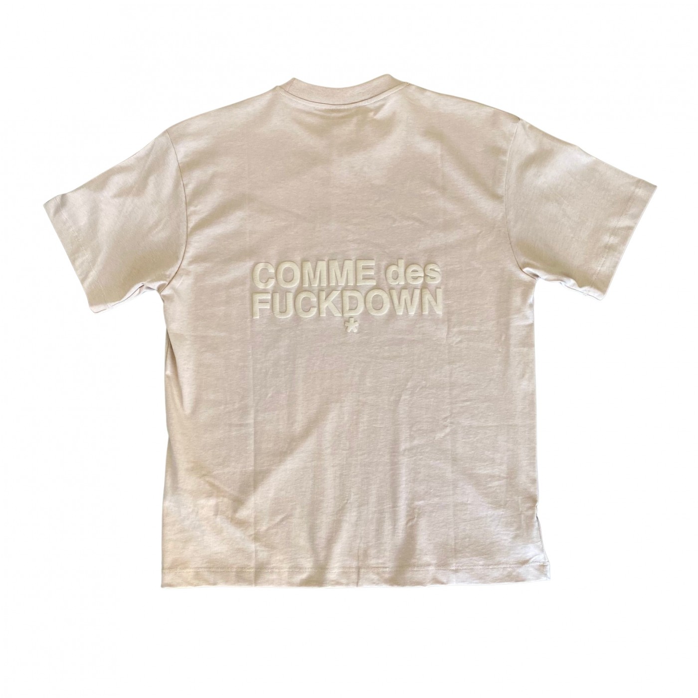 Camiseta CFABM01733 Comme des Fuckdown Beige